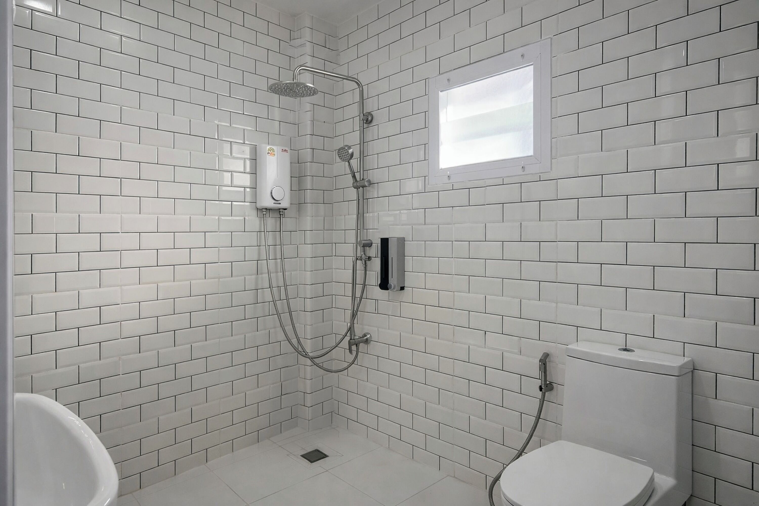 Douche, douche à « effet pluie », articles de toilette gratuits
