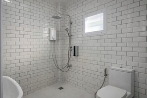 Dusch, regndusch, gratis toalettartiklar och hårtork