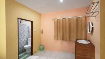 Standard Double Room | Bathroom | Shower, rainfall showerhead, free toiletries, hair dryer