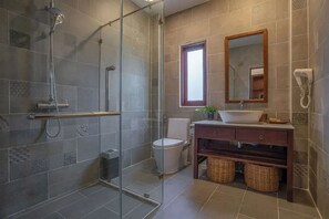 ห้องพัก, เตียงคิงไซส์ 1 เตียง, ระเบียง | ห้องน้ำ | ของใช้ในห้องน้ำฟรี, รองเท้าสวมภายในห้อง, ผ้าเช็ดตัว