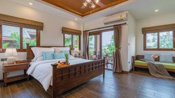 Chambre, 1 trĂšs grand lit, vue piscine | Coffres-forts dans les chambres, bureau, draps fournis