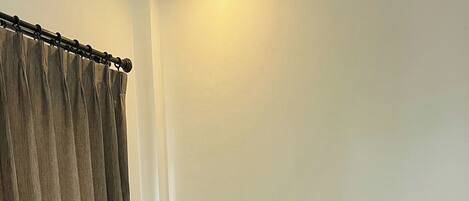 Enkelrum | VÀrdeförvaringsskÄp pÄ rummet, skrivbord och sÀngklÀder