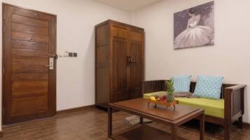 Chambre, 1 trĂšs grand lit, vue piscine | Coffres-forts dans les chambres, bureau, draps fournis