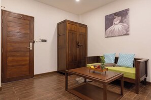 ห้องพัก, เตียงคิงไซส์ 1 เตียง, วิวสระว่ายน้ำ | ตู้นิรภัยในห้องพัก, โต๊ะทำงาน, ผ้าปูที่นอน