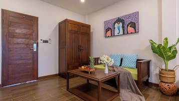 In-room safe, desk, bed sheets