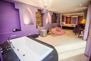 A modern bathroom with a large bathtub, a vanity with a sink, and a shower area. - Maerim Creek Resort Chiangmai (Mae Rim)