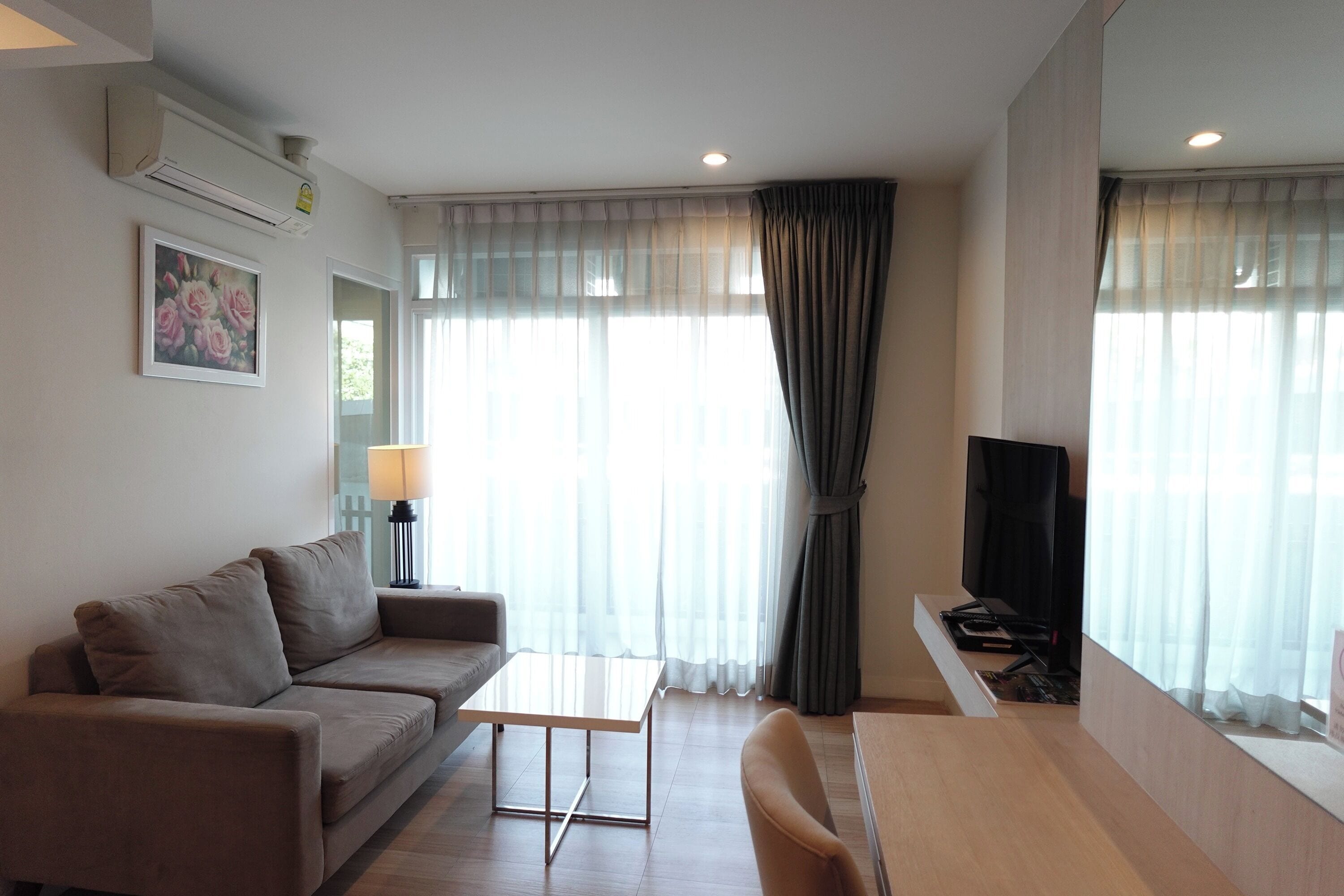ห้องจูเนียร์สวีท | ตู้นิรภัยในห้  องพัก, โต๊ะทำงาน, Wi-Fi ฟรี, ผ้าปูที่นอน