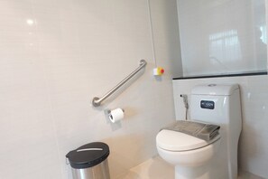 Phòng Suite Junior | Phòng tắm | Đồ dùng nhà tắm miễn phí, máy sấy tóc, dép đi trong nhà 
