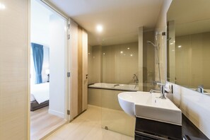 Phòng Suite Executive | Phòng tắm | Đồ dùng nhà tắm miễn phí, máy sấy tóc, dép đi trong nhà 