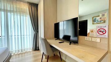 Junior Suite | In-room safe, desk, free WiFi, bed sheets
