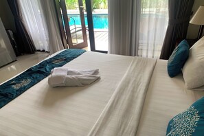Phòng Deluxe, quang cảnh hồ bơi | Két bảo mật tại phòng, truy cập Internet không dây miễn phí 