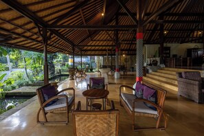 Lobby sitting area - Toya Retreat Villa (Gianyar)