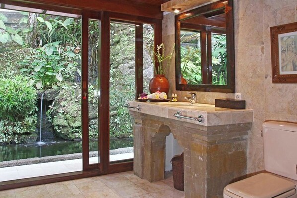 Deluxe Villa | Bathroom | Shower, rainfall showerhead, free toiletries, hair dryer - Toya Retreat Villa (Gianyar)