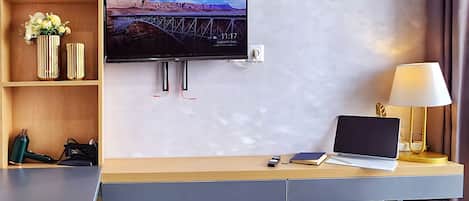 Studio, 1 Bedroom, City View | Seterika/papan seterika, Wi-fi percuma