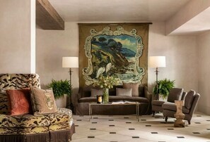 Living area - Hotel Granduca | 2 Superior Two Beds Suite | Near Premier Shopping in Houston (Houston)