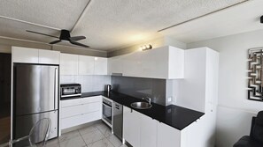 Kühlschrank, Mikrowelle, Ofen, Herdplatte