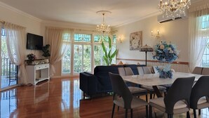 A spacious dining area with a large table, chairs, and a chandelier. - 4BR Upper House Close to Blue Mountains Highlights (Katoomba)