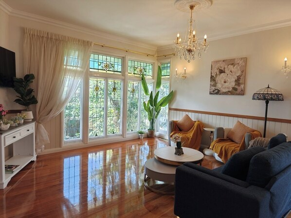 Unclassified image, 1 of 38, button - 4BR Upper House Close to Blue Mountains Highlights (Katoomba)