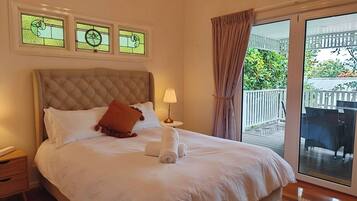 4 bedrooms, iron/ironing board, WiFi, bed sheets