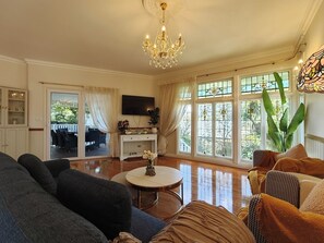 Unclassified image, 2 of 38, button - 4BR Upper House Close to Blue Mountains Highlights (Katoomba)