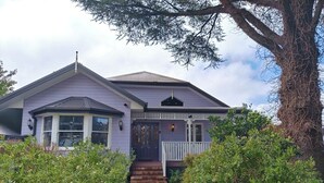 A two-story house with a porch, a bay window, and a front door. - 4BR Upper House Close to Blue Mountains Highlights (Katoomba)