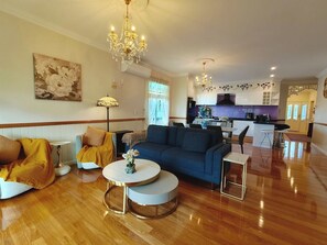 Unclassified image, 3 of 38, button - 4BR Upper House Close to Blue Mountains Highlights (Katoomba)