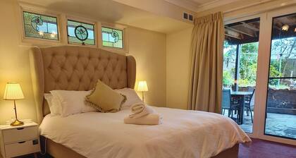 1BR Retreat Steps from Blue Mountains Highlights