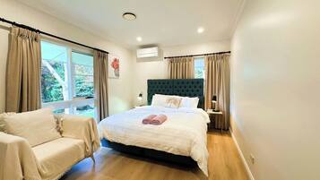 3 bedrooms, desk, iron/ironing board, bed sheets
