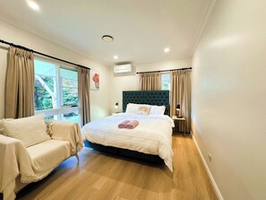 3 bedrooms, desk, iron/ironing board, bed sheets