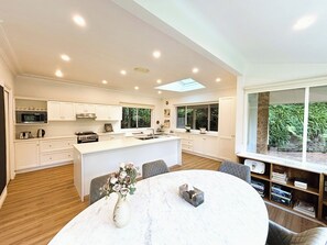 雪櫃、微波爐、焗爐、爐具