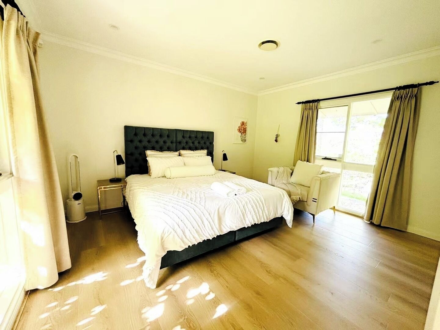 3 bedrooms, desk, iron/ironing board, bed sheets