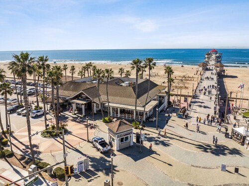 Ocean Views, Steps to Main Street & Beach, 3 Ensuite Bath!