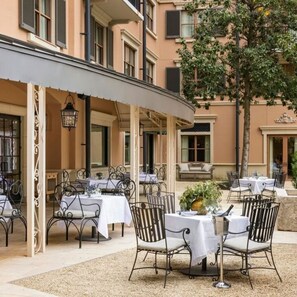 Outdoor dining - Hotel Granduca | 2 Premier Suite Pool View Balcony | Near The Galleria (Houston)