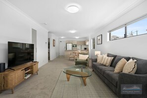 Smart TV - Two Brm Unit, walk to Gabba, close to CBD, Free Secure Parking * Wifi (East Brisbane)