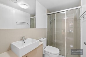 Shower, hair dryer, towels, soap - Two Brm Unit, walk to Gabba, close to CBD, Free Secure Parking * Wifi (East Brisbane)