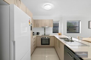 Private kitchen - Two Brm Unit, walk to Gabba, close to CBD, Free Secure Parking * Wifi (East Brisbane)