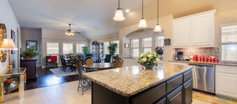 3BR Retreat + Mins to Downtown Ft Worth + Pets