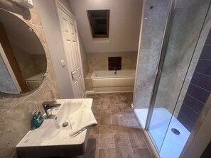 Jetted bath, hair dryer, bidet, towels - Fabulous 5-bedroom house in charming Wednesbury with cool AC (Wednesbury)