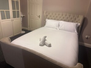 5 bedrooms, iron/ironing board, WiFi, bed sheets - Fabulous 5-bedroom house in charming Wednesbury with cool AC (Wednesbury)
