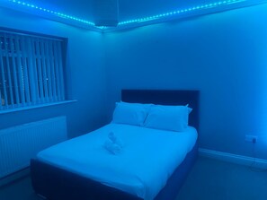 5 bedrooms, iron/ironing board, WiFi, bed sheets - Fabulous 5-bedroom house in charming Wednesbury with cool AC (Wednesbury)