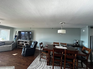 Smart TV - A 2BR/2.5BA Condo with boat slip in Deerfield Resort on beautiful Norris Lake,TN (LaFollette)