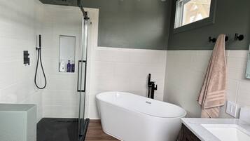 Ducha, secador de pelo, toallas, jabón
