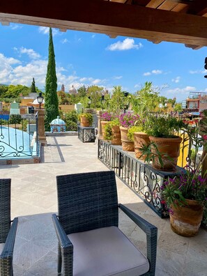 Terrace/patio - Peacock House.  Large house in the center with iconic view. (San Miguel de Allende)