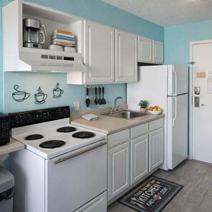 Réfrigérateur, four à micro-ondes, un four, surface de cuisson