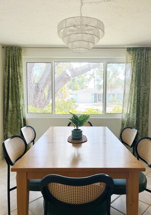 Dining - Poolside Palms & Oak; heated saltwater pool, 10 min to beach, A/C, dog-friendly (Venice)