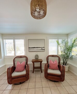 Interior - Poolside Palms & Oak; heated saltwater pool, 10 min to beach, A/C, dog-friendly (Venice)