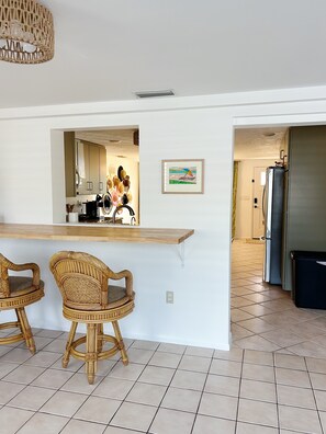 Interior - Poolside Palms & Oak; heated saltwater pool, 10 min to beach, A/C, dog-friendly (Venice)
