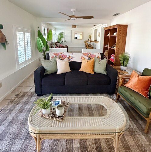 Poolside Palms & Oak; heated saltwater pool, 10 min to beach, A/C, dog-friendly