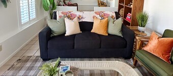 Poolside Palms & Oak; heated saltwater pool, 10 min to beach, A/C, dog-friendly