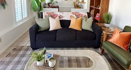 Poolside Palms & Oak; heated saltwater pool, 10 min to beach, A/C, dog-friendly